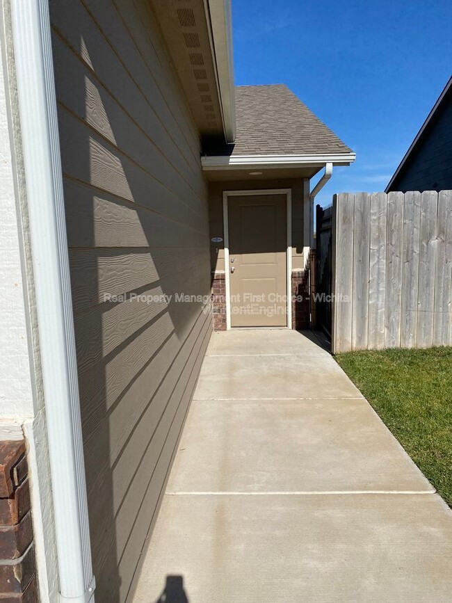 412 S Longbranch Dr in Maize, KS - Foto de edificio - Building Photo