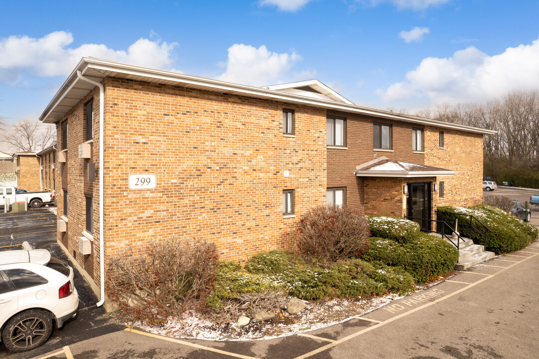 Lakeside Village Apartments in Mundelein, IL - Building Photo