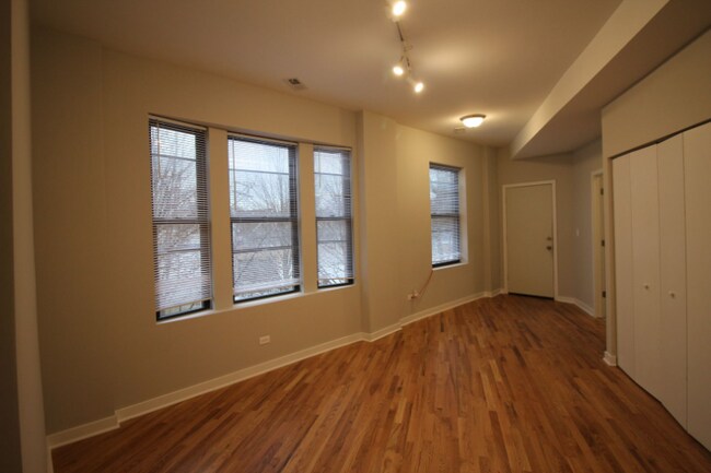 4200 N Milwaukee Ave in Chicago, IL - Building Photo - Building Photo