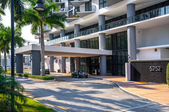 5250 Paseo in Doral, FL - Foto de edificio - Building Photo