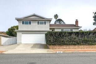 3570 Trieste Dr in Carlsbad, CA - Building Photo
