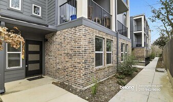 411 Ira Ave in San Antonio, TX - Building Photo