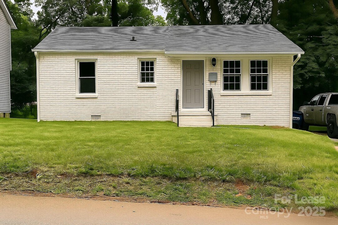1108 W Bank St in Winston-Salem, NC - Building Photo