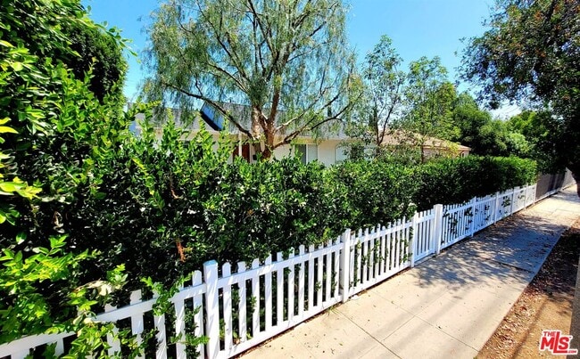 17629 Burbank Blvd in Los Angeles, CA - Building Photo - Building Photo