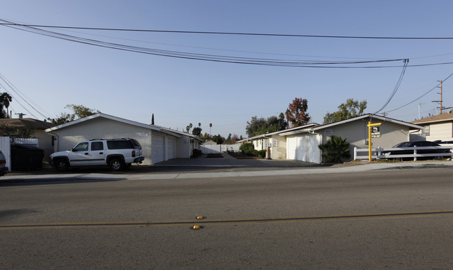 238-246 E 15th Ave in Escondido, CA - Foto de edificio - Building Photo