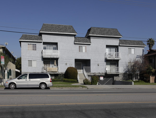 13347 Victory Blvd in Van Nuys, CA - Building Photo - Building Photo