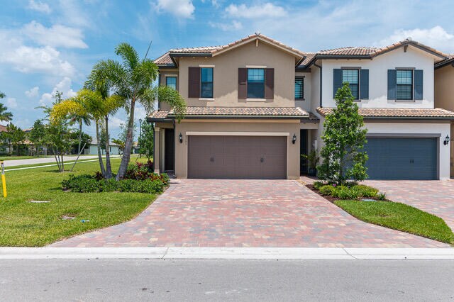 8245 Cadre Noir Rd in Wellington, FL - Building Photo
