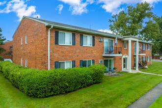 Franklin Square Apartments in Livonia, MI - Foto de edificio - Building Photo