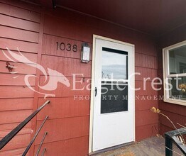 1038 College St in Milton-Freewater, OR - Building Photo - Building Photo
