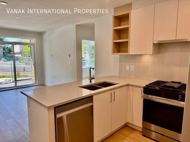 Bright 3 Bed 2 Bath Corner Unit in Burquitlam in Coquitlam, BC - Building Photo - Building Photo