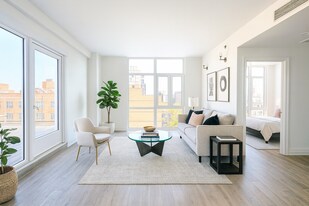 61-18-18 Austin St in Queens, NY - Building Photo