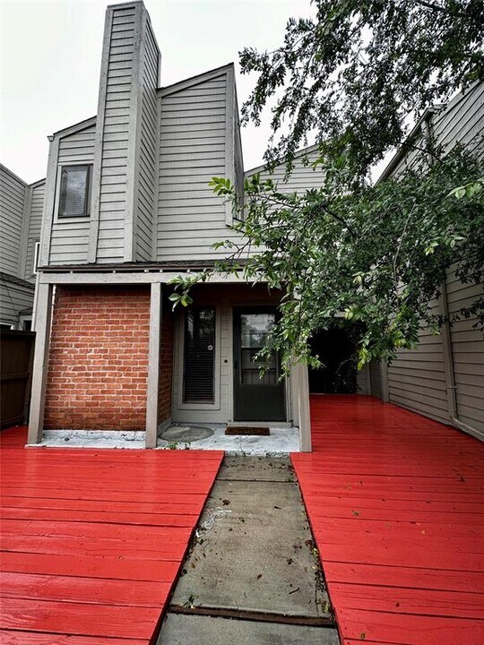 1605 S Kirkwood Rd in Houston, TX - Building Photo