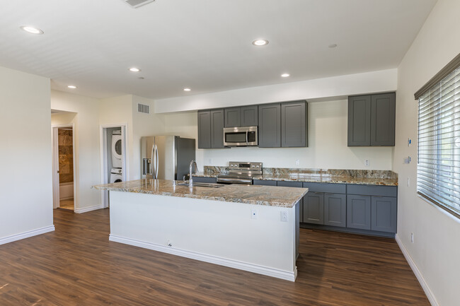 MBAY GATEWAY SUITES in San Diego, CA - Building Photo - Interior Photo