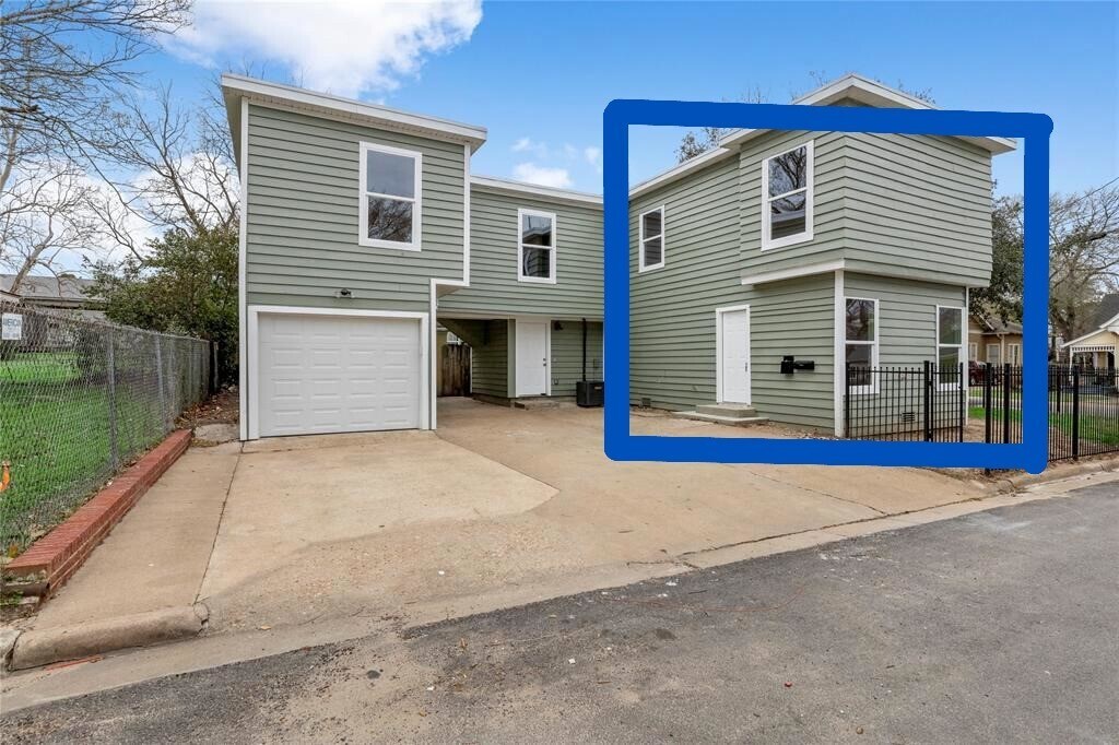 702 E Main St in Brenham, TX - Building Photo