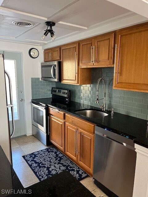 2064 Alamanda Dr in Naples, FL - Building Photo
