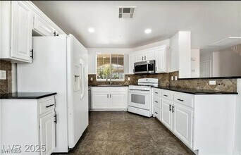 4650 Chino Peak Ct in Las Vegas, NV - Building Photo - Building Photo