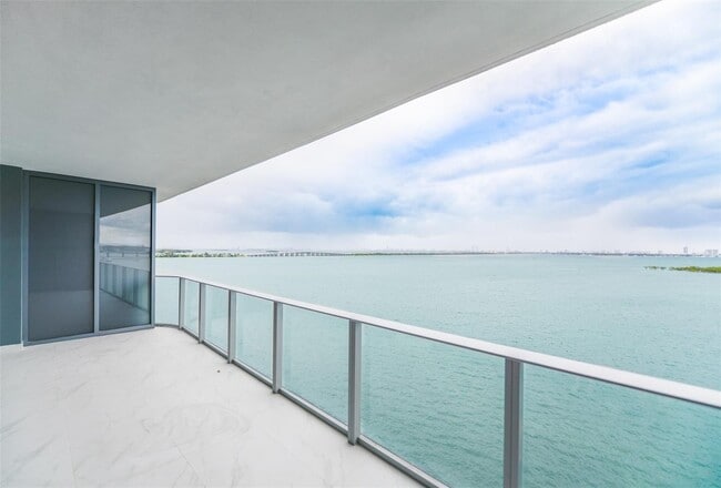 700 NE 24th St, Unit 904 in Miami, FL - Foto de edificio - Building Photo