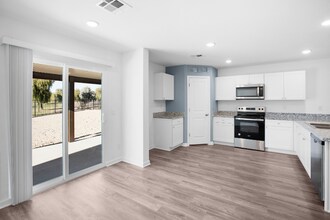 5749 Club House Dr in Fort Mohave, AZ - Foto de edificio - Building Photo