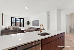 100 E Putnam Ave in Greenwich, CT - Building Photo