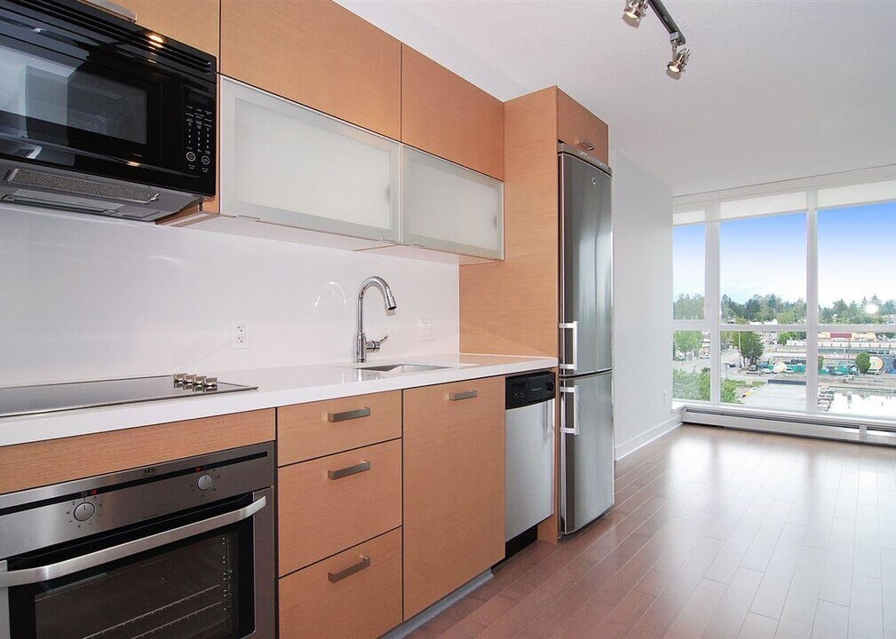 10777 University Dr in Surrey, BC - Building Photo