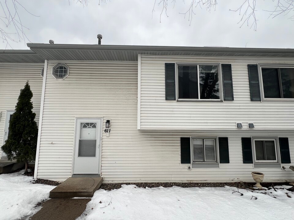 611 E Burnsville Pkwy in Burnsville, MN - Building Photo