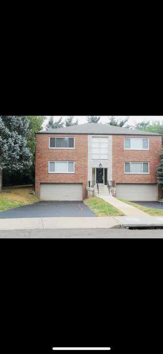 8160 Whitburn Dr, Unit #2 West in Clayton, MO - Foto de edificio