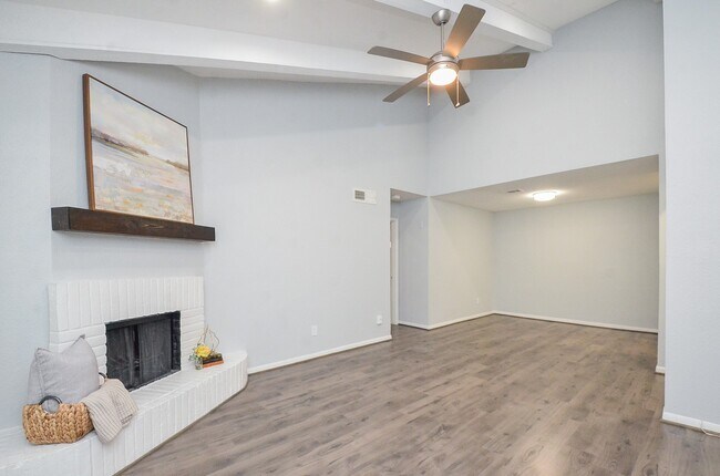 5711 Sugar Hill Dr in Houston, TX - Building Photo - Building Photo