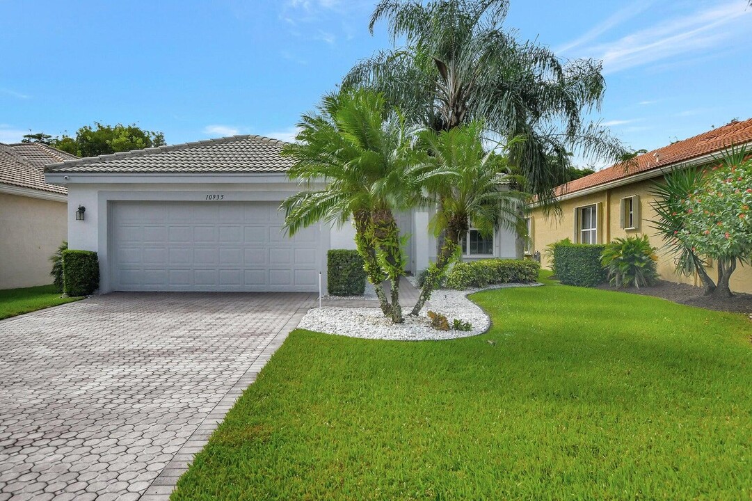 10935 Carmelcove Cir in Boynton Beach, FL - Building Photo