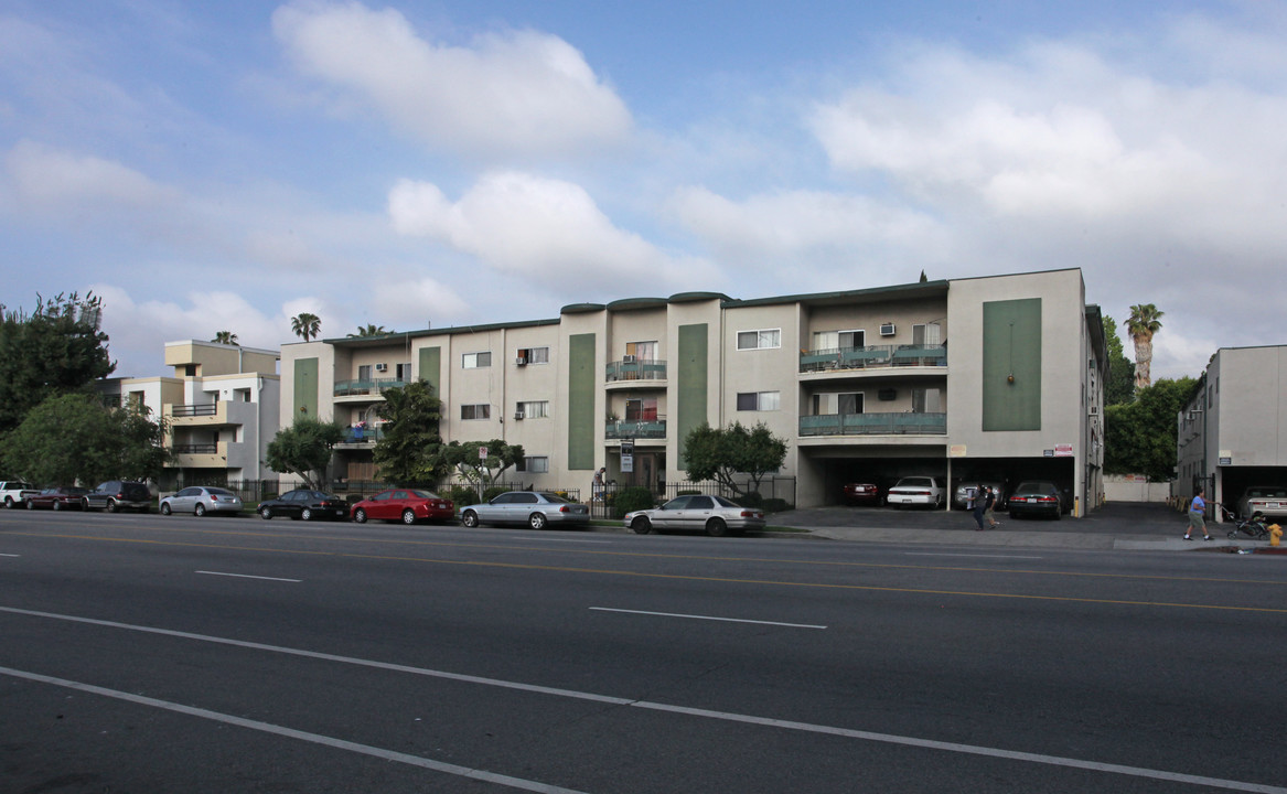 6701 Woodman Ave in Van Nuys, CA - Building Photo