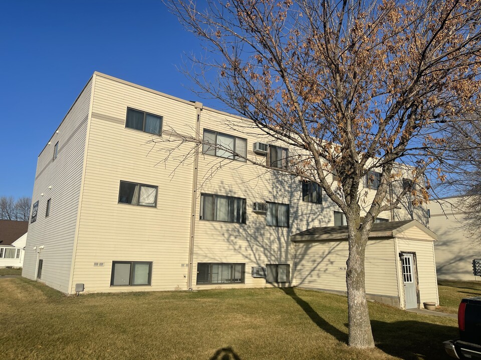 404-408 Sunrise Cir in Moorhead, MN - Building Photo