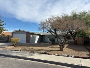 2005 Fontenelle St in Las Vegas, NV - Building Photo - Building Photo