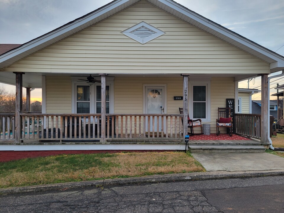 295 Thirteenth St in Cramerton, NC - Foto de edificio