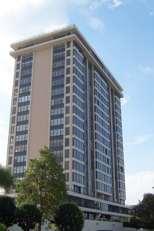 Embassy House in Sarasota, FL - Foto de edificio - Building Photo