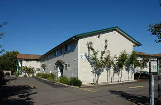 Centre Court Village in Springfield, OR - Building Photo