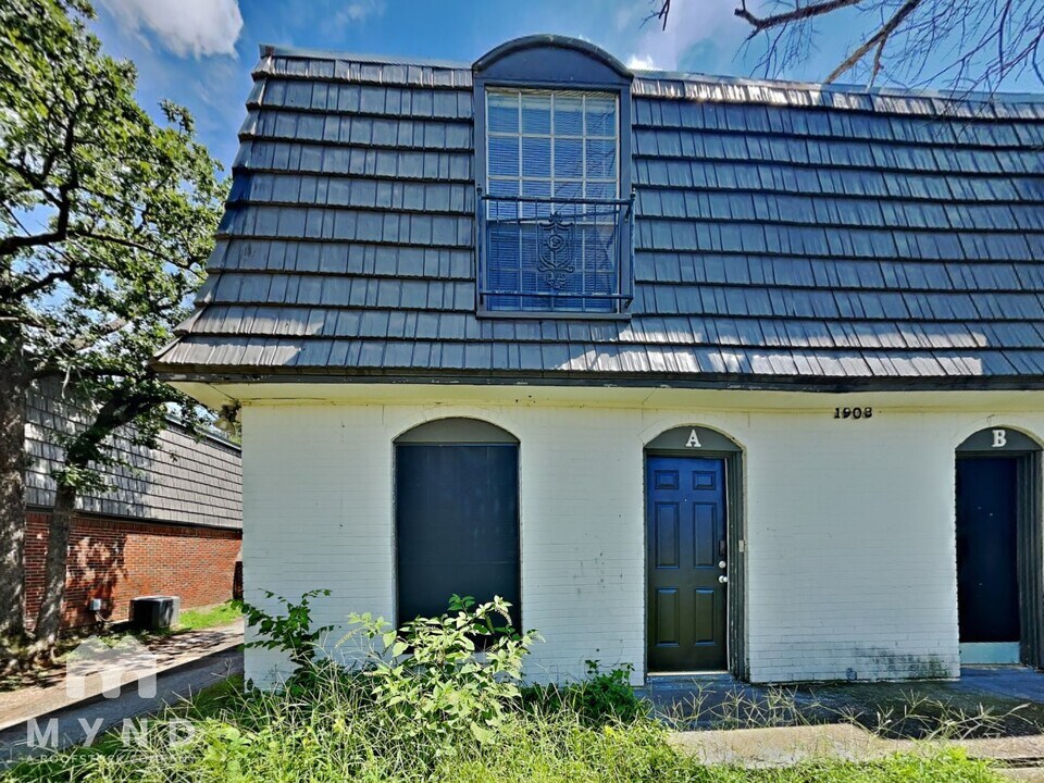 1908 W Sanford St in Arlington, TX - Building Photo