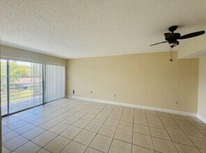 4215 N University Dr, Unit 315 in Sunrise, FL - Foto de edificio - Building Photo