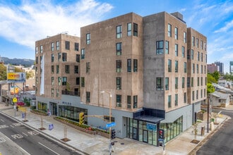 Miles at Highland in Los Angeles, CA - Foto de edificio - Building Photo