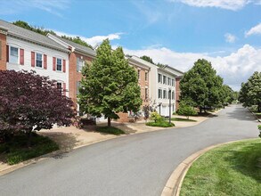 130 Rolling Trce in Falls Church, VA - Building Photo - Building Photo