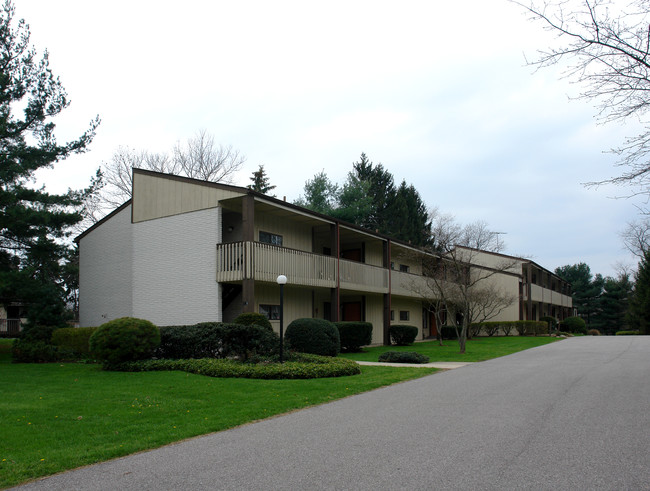 136 N Cleveland Ave in Mogadore, OH - Foto de edificio - Building Photo