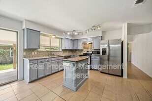 2024 Robinson St in Irving, TX - Building Photo