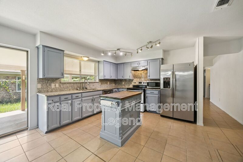 2024 Robinson St in Irving, TX - Building Photo