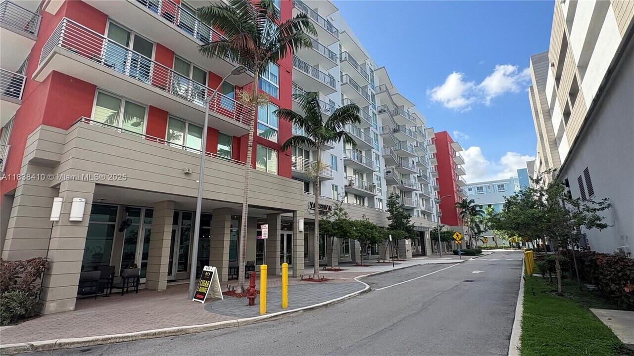 7875 NW 107th Ave in Doral, FL - Building Photo