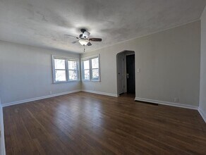 130 13th Ave E in Oskaloosa, IA - Foto de edificio - Building Photo