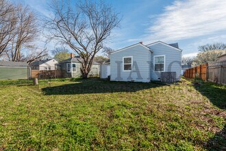 1017 N Pershing St in Wichita, KS - Foto de edificio - Building Photo