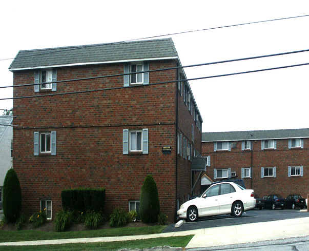 Maple Court Apartments in Conshohocken, PA - Building Photo - Building Photo