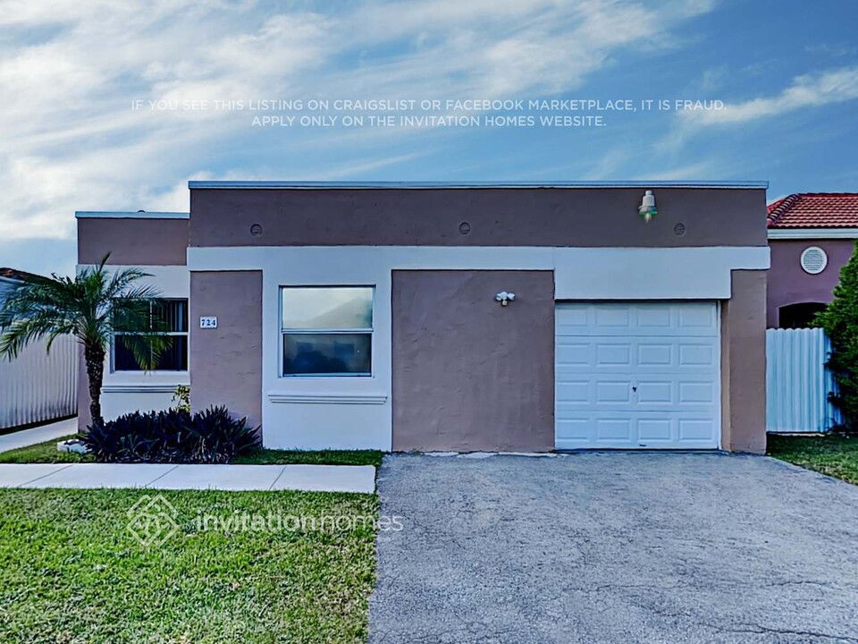 724 NW 122nd Passage in Miami, FL - Building Photo