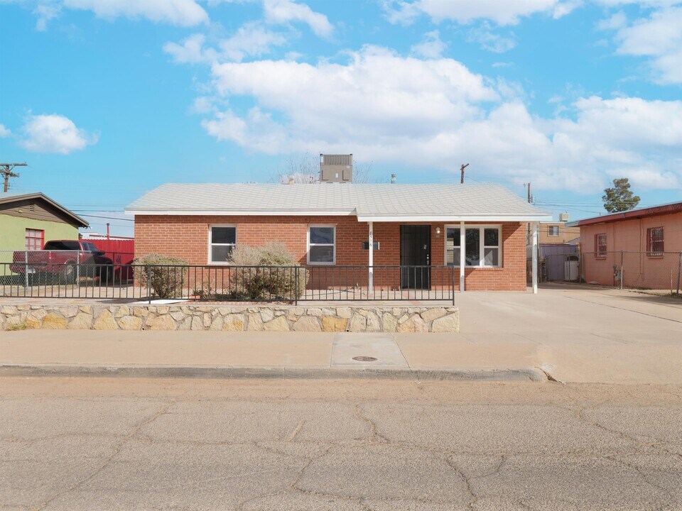 8516 Mt Everest Dr in El Paso, TX - Foto de edificio