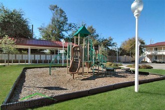 Oak Shores in Biloxi, MS - Building Photo - Building Photo