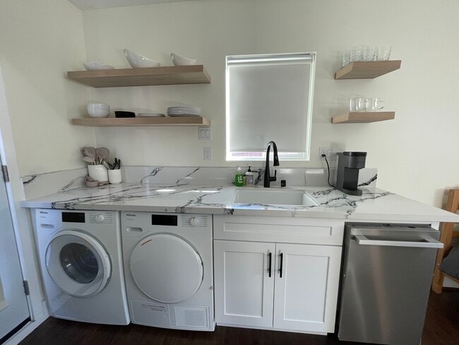 17432 Covello St, Unit 17432 in Van Nuys, CA - Building Photo - Building Photo