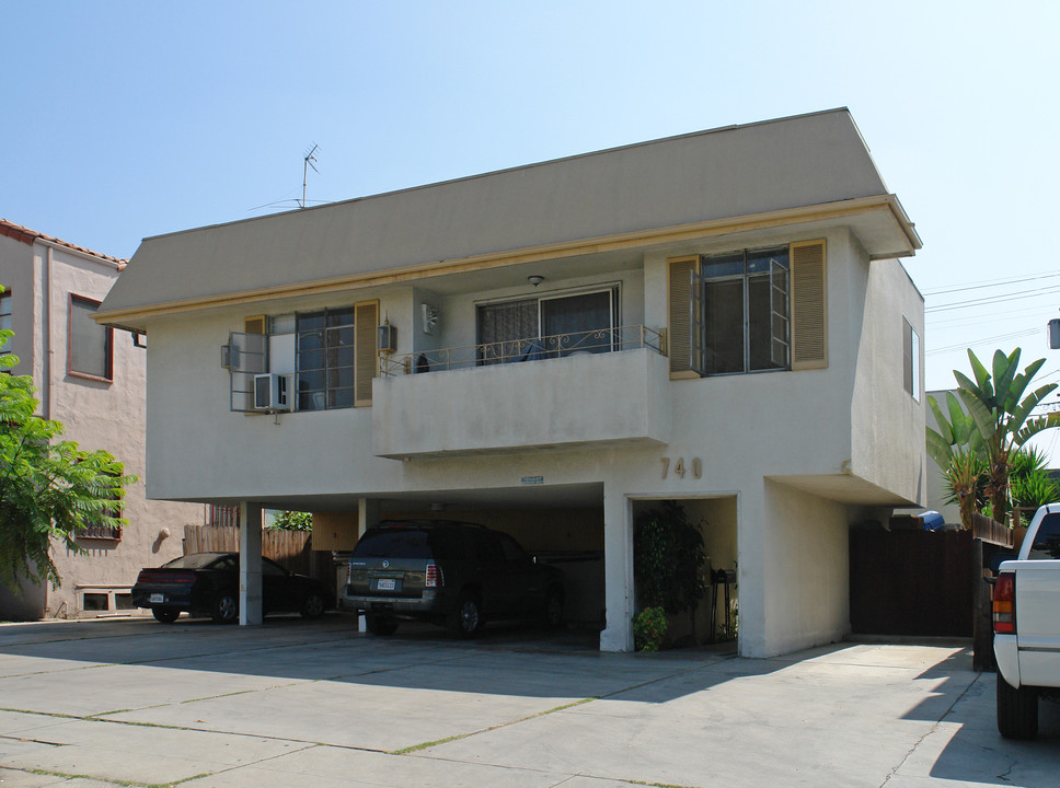 740 N Croft Ave in West Hollywood, CA - Building Photo